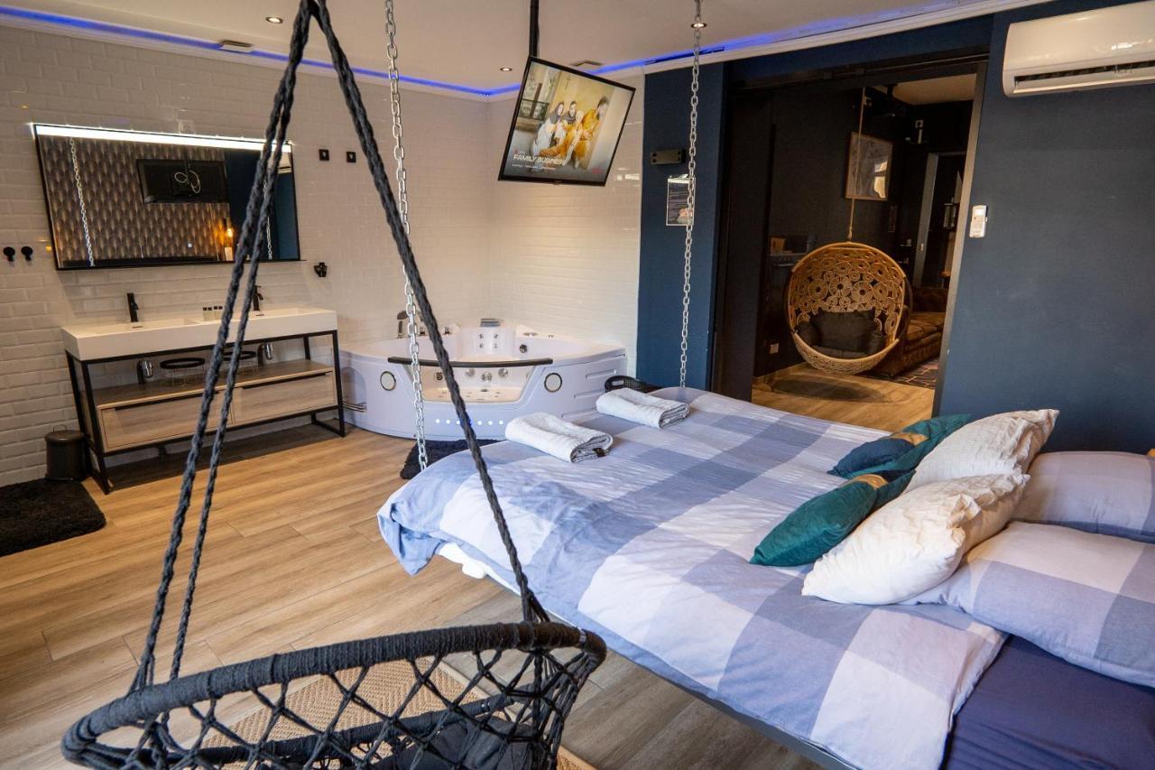 Apartment Capsule Temps Suspendu - Balneo, Cinema & Billard *