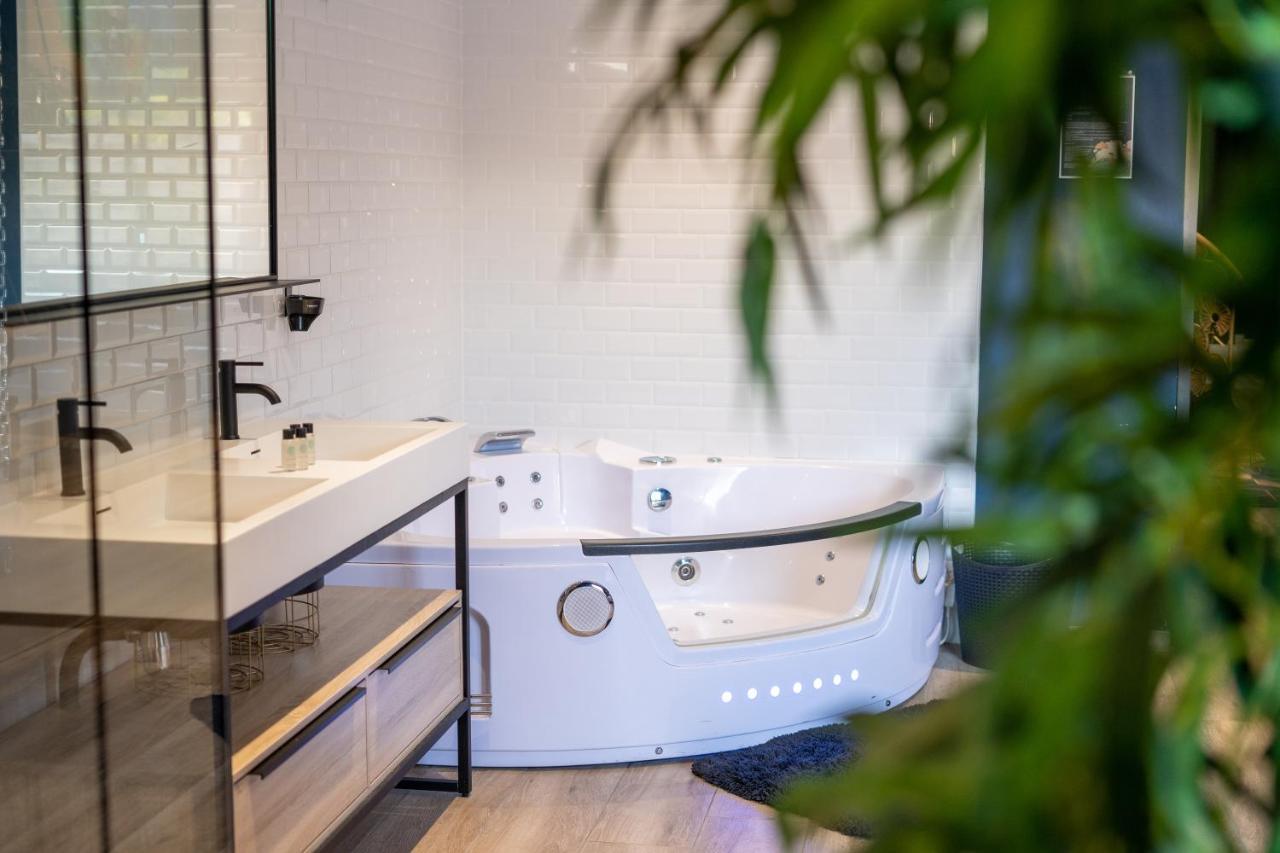 Capsule Temps Suspendu - Balneo, Cinema & Billard Apartment Valenciennes